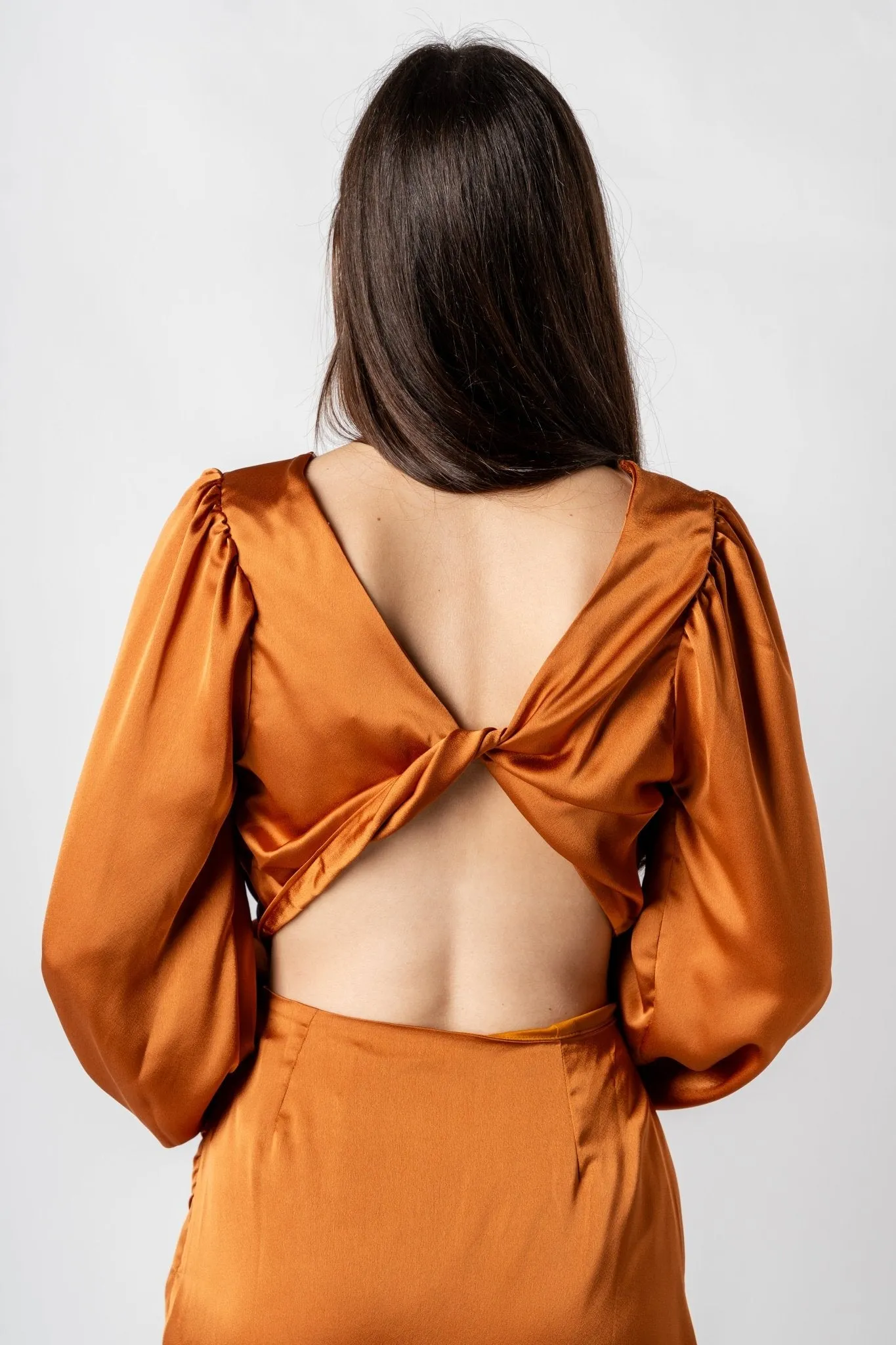 Twist back long sleeve crop top camel